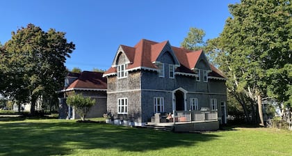 Registered Historic Edwardian Carriage House. Close to Katy's Cove.Pet Friendly.