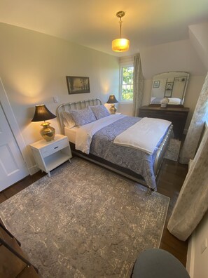 4 bedrooms, iron/ironing board, WiFi, bed sheets - Registered Historic Edwardian Carriage House. Close to Katy's Cove.Pet Friendly. (St. Andrews)