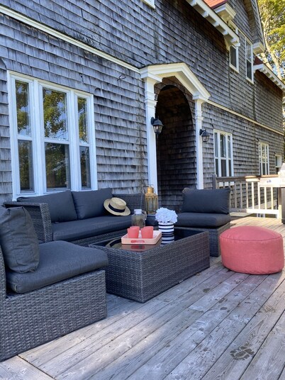 Registered Historic Edwardian Carriage House. Close to Katy's Cove.Pet Friendly.