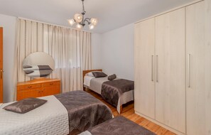 2 bedrooms, iron/ironing board, free WiFi, bed sheets