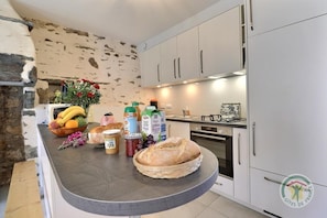 Fridge, microwave, oven, stovetop - Boeuvres-corbinières (GUIPRY MESSAC)