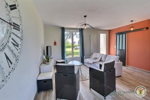 TV, mesa de pingue-pongue, livros