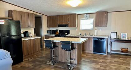 Spacious 4BR, 2BA, near Lake, Golf Course, and hot springs!
