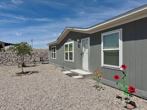 Spacious 4BR, 2BA, near Lake, Golf Course, and hot springs!