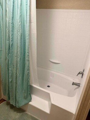Hair dryer, towels, soap, shampoo - Spacious 4BR, 2BA, near Lake, Golf Course, and hot springs! (Elephant Butte)