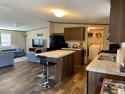 Spacious 4BR, 2BA. Close to lake, hot springs, Spaceport, and the Golf Course! 