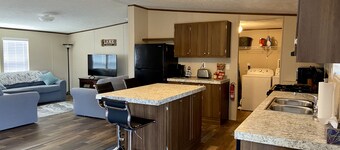 Spacious 4BR, 2BA. Close to lake, hot springs, Spaceport, and the Golf Course! 