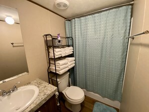 Secador de pelo, toallas, jabón, shampoo