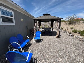 Outdoor dining - Spacious 4BR, 2BA, near Lake, Golf Course, and hot springs! (Elephant Butte)