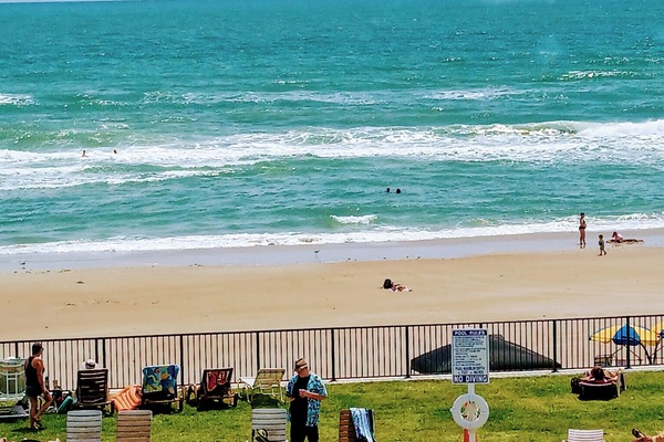 Na praia, espreguiçadeiras
