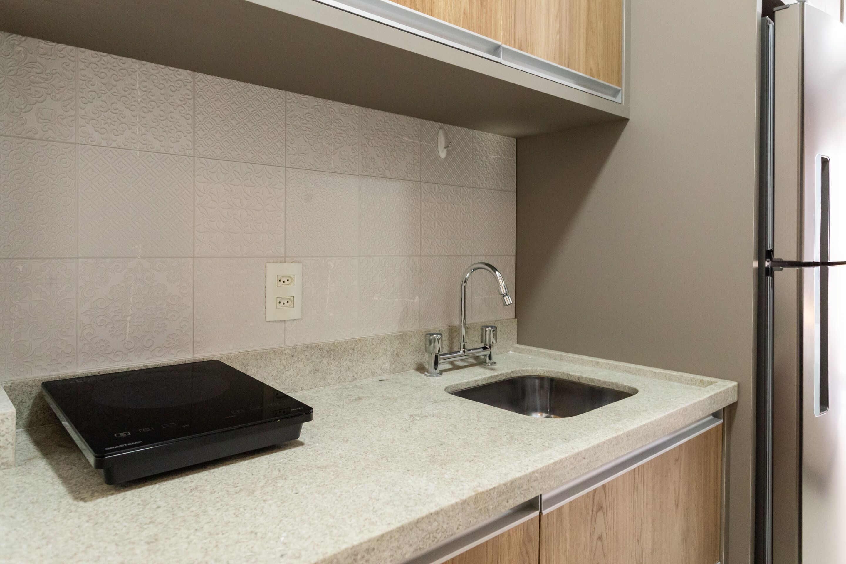 Una cocina con estufa integrada, un lavaplatos y armarios de madera.