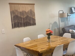 Dining - True North Retreat-open concept, newly remodeled, backyard with fire pit (Anchorage)