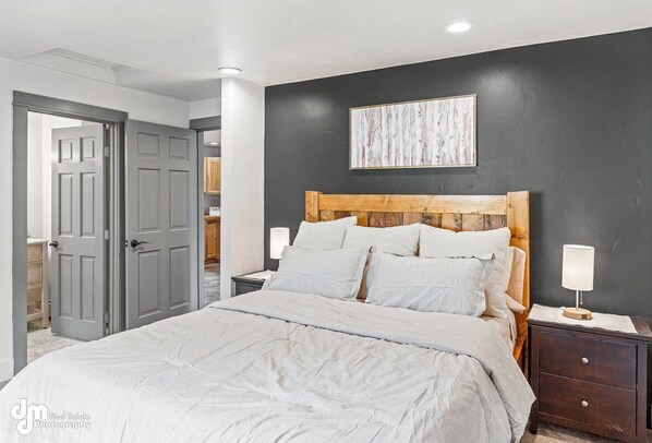 3 室のベッドルーム、WiFi (無料)、ベッドシーツ