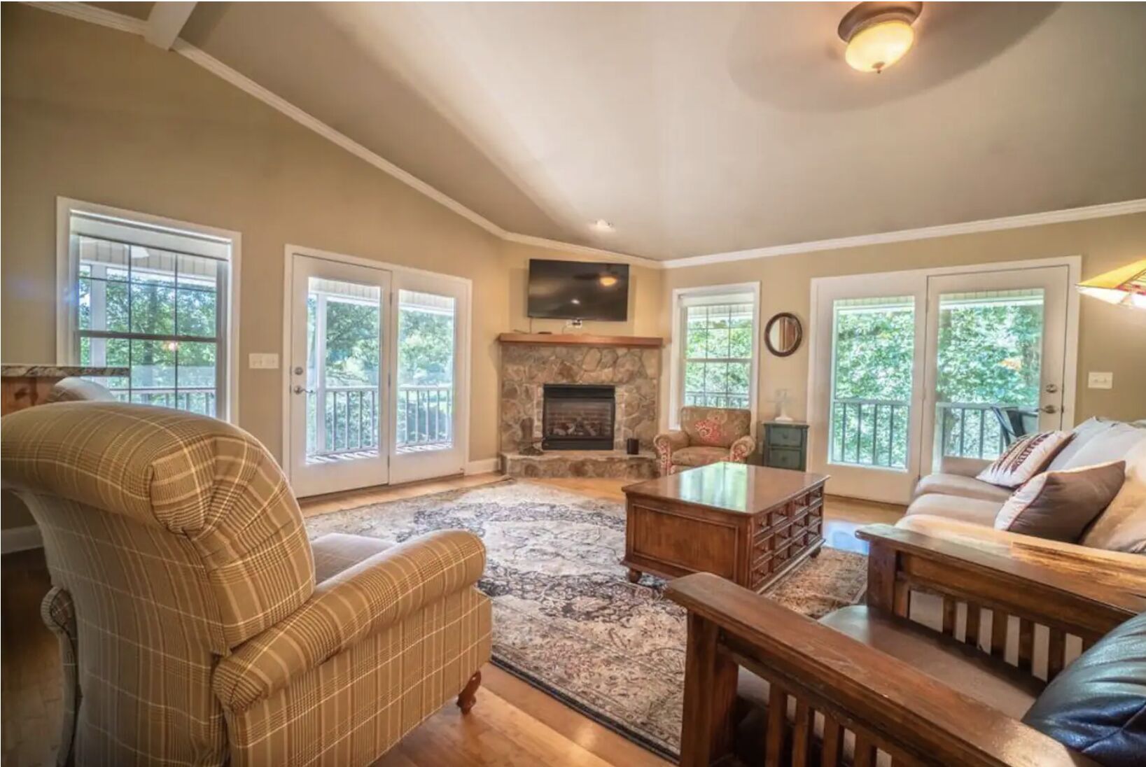 Smart TV, fireplace