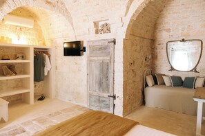 5 chambres, coffres-forts dans les chambres, bureau