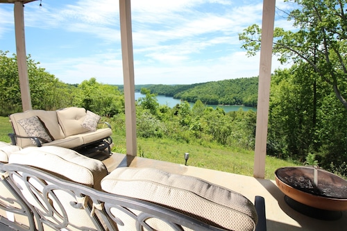 Pinnacle Views. Nearby golf, winery bar & grills. Sleeps 12