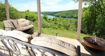 Pinnacle Views. Nearby golf, winery bar & grills. Sleeps 12