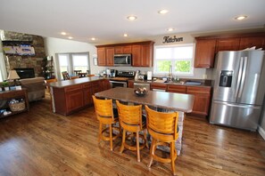 Fridge, microwave, oven, stovetop - Pinnacle Views. Nearby golf, winery bar & grills. Sleeps 12 (LaFollette)