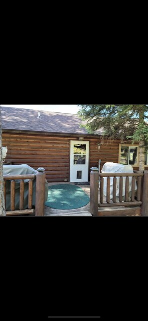 Terrace/patio - Beautiful Log Home nestled in the South Dakota Black Hills. (Deadwood)