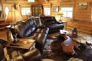 Living area - Beautiful Log Home nestled in the South Dakota Black Hills. (Deadwood)