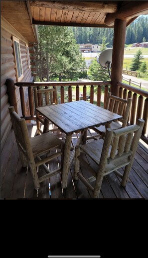 Outdoor dining - Beautiful Log Home nestled in the South Dakota Black Hills.  (Deadwood)