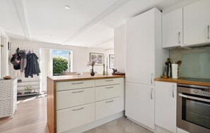 ثلاجة، فرن، موقد طهي مسطح، غسالة أطباق