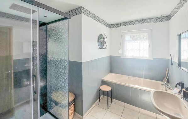 Ensemble baignoire-douche, séchoir à cheveux