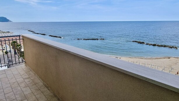 A balcony with a view of the sea, a sandy beach, and a distant mountain. - P012 - Porto Recanati, wonderful three-room apartment facing the sea (Porto Recanati)