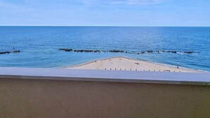 A beach view with a sandy area and a clear blue sky. - P012 - Porto Recanati, wonderful three-room apartment facing the sea (Porto Recanati)