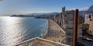 Accommodatie ligt op het strand, ligstoelen
