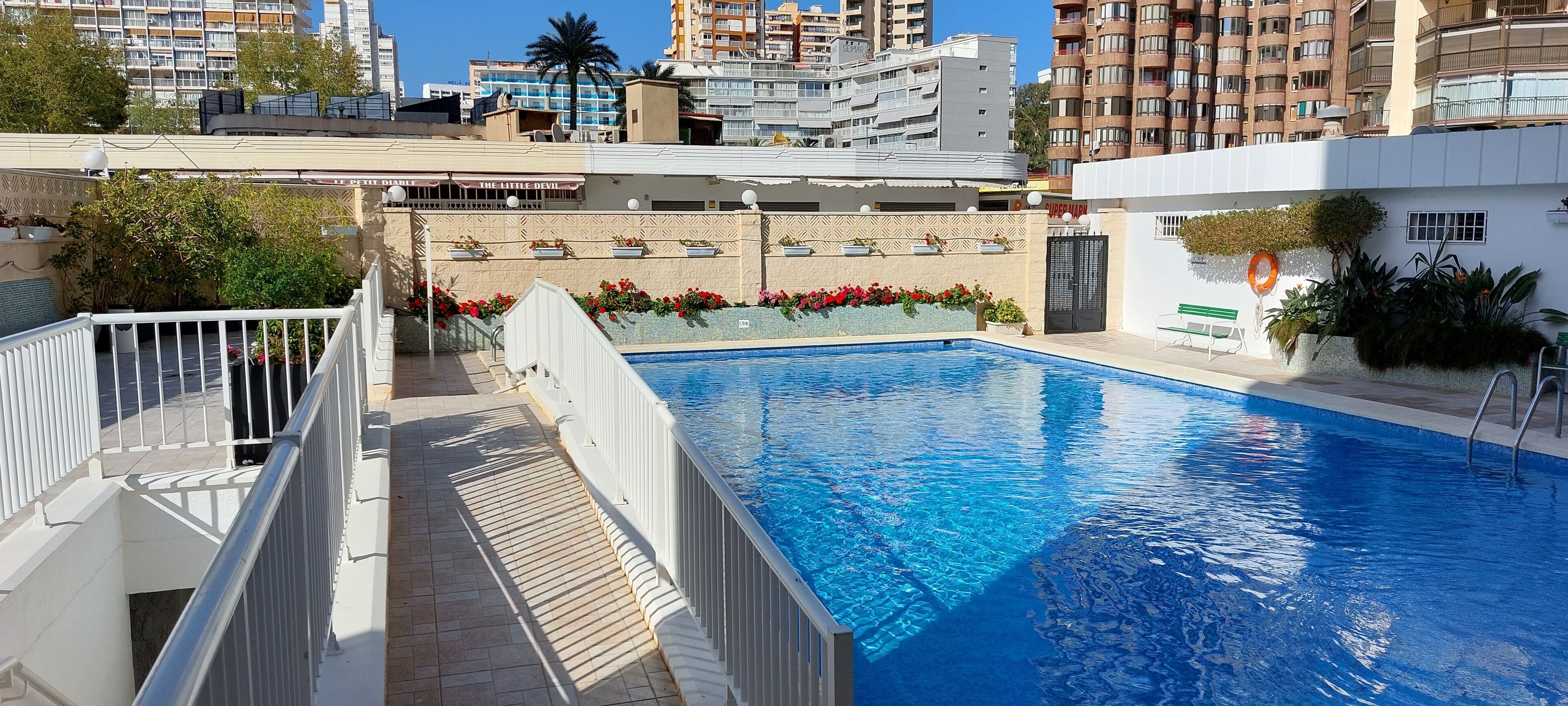 En pool på taket med utsikt över de omgivande höghusen.