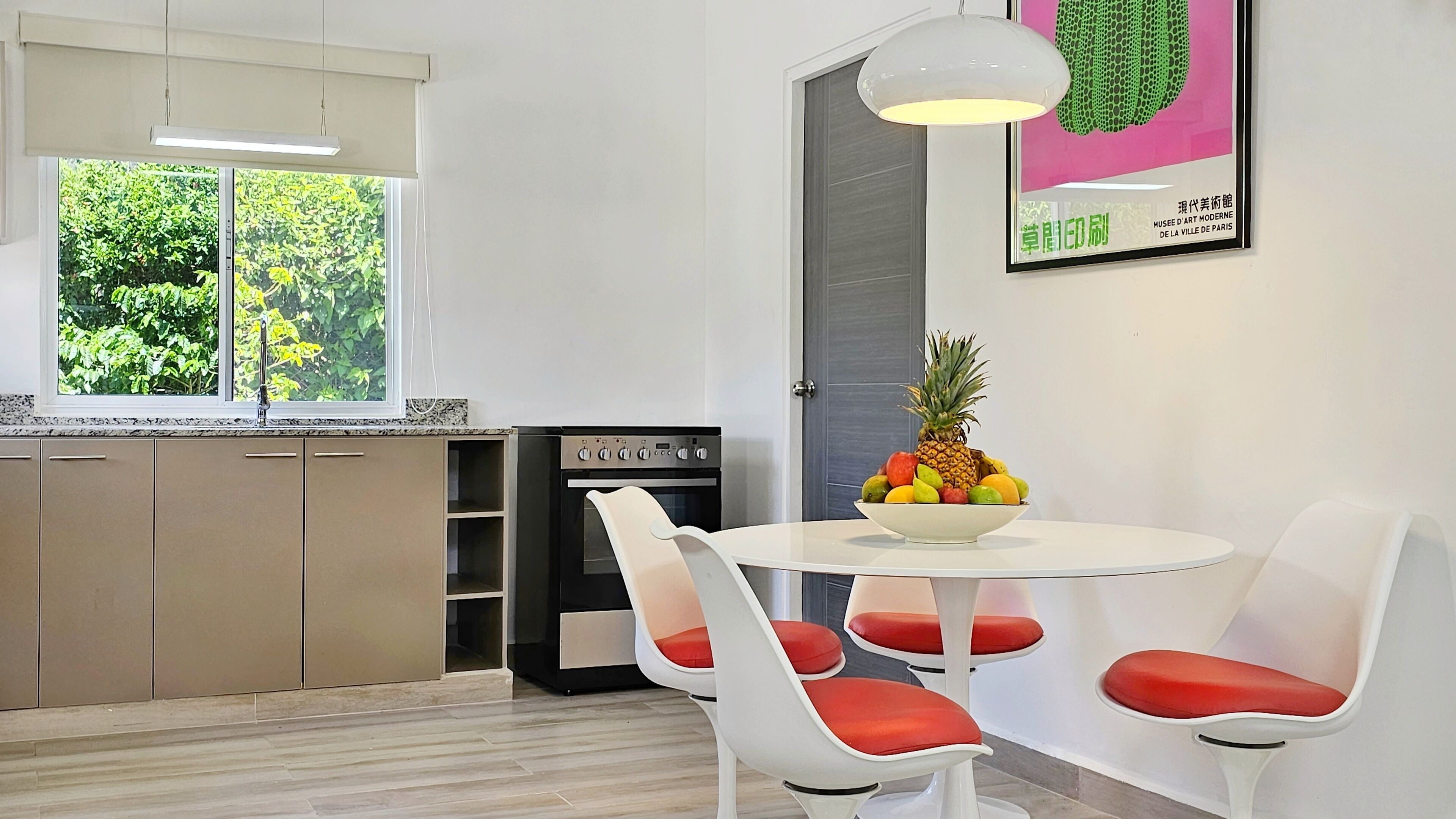 Una cocina moderna con comedor.