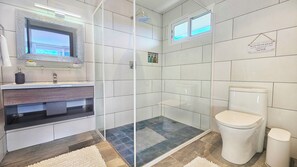 Een douche, een regendouche, een haardroger, badjassen