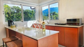 Refrigerador, microondas, placa de cocina, tetera/pava eléctrica