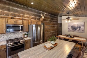 Geladeira, micro-ondas, fogão, cooktop