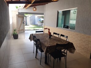 Outdoor dining - Recanto Nery Coroa Vermelha Ideal Para sua Família a 5 min da Praia (SANTA CRUZ DE CABRALIA)