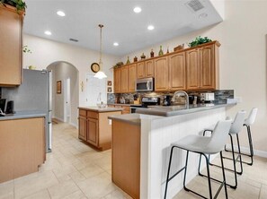 Kjøleskap, mikrobølgeovn, ovn og kokeplater