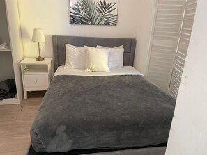 1 غرفة نوم وخدمة الإنترنت وملاءات أسرّة