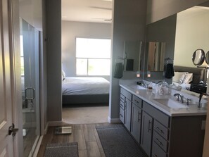 3 bedrooms, desk, iron/ironing board, WiFi