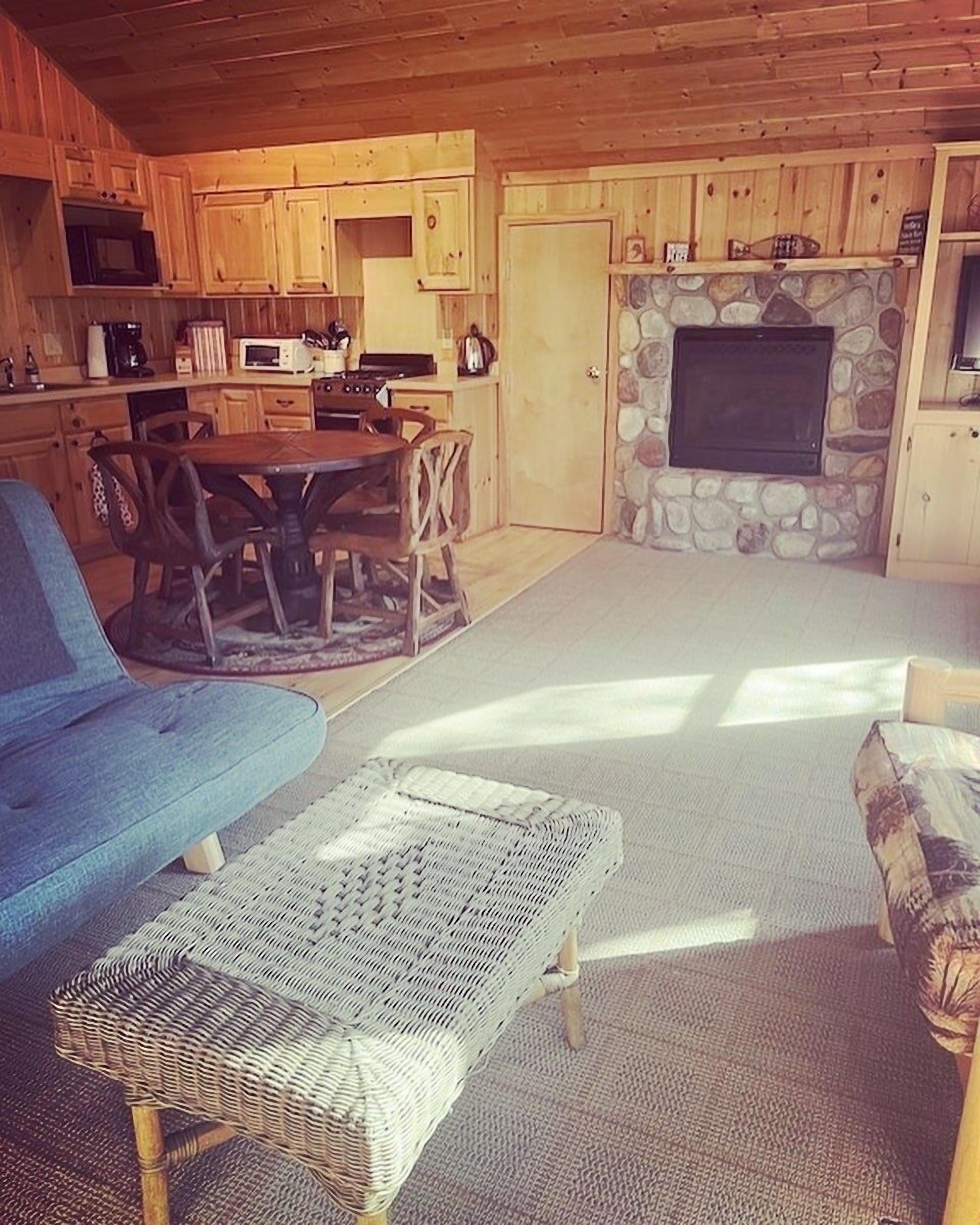 Rustic Bunkhouse on Lake Ossawinnamakee with lots of amenities! 