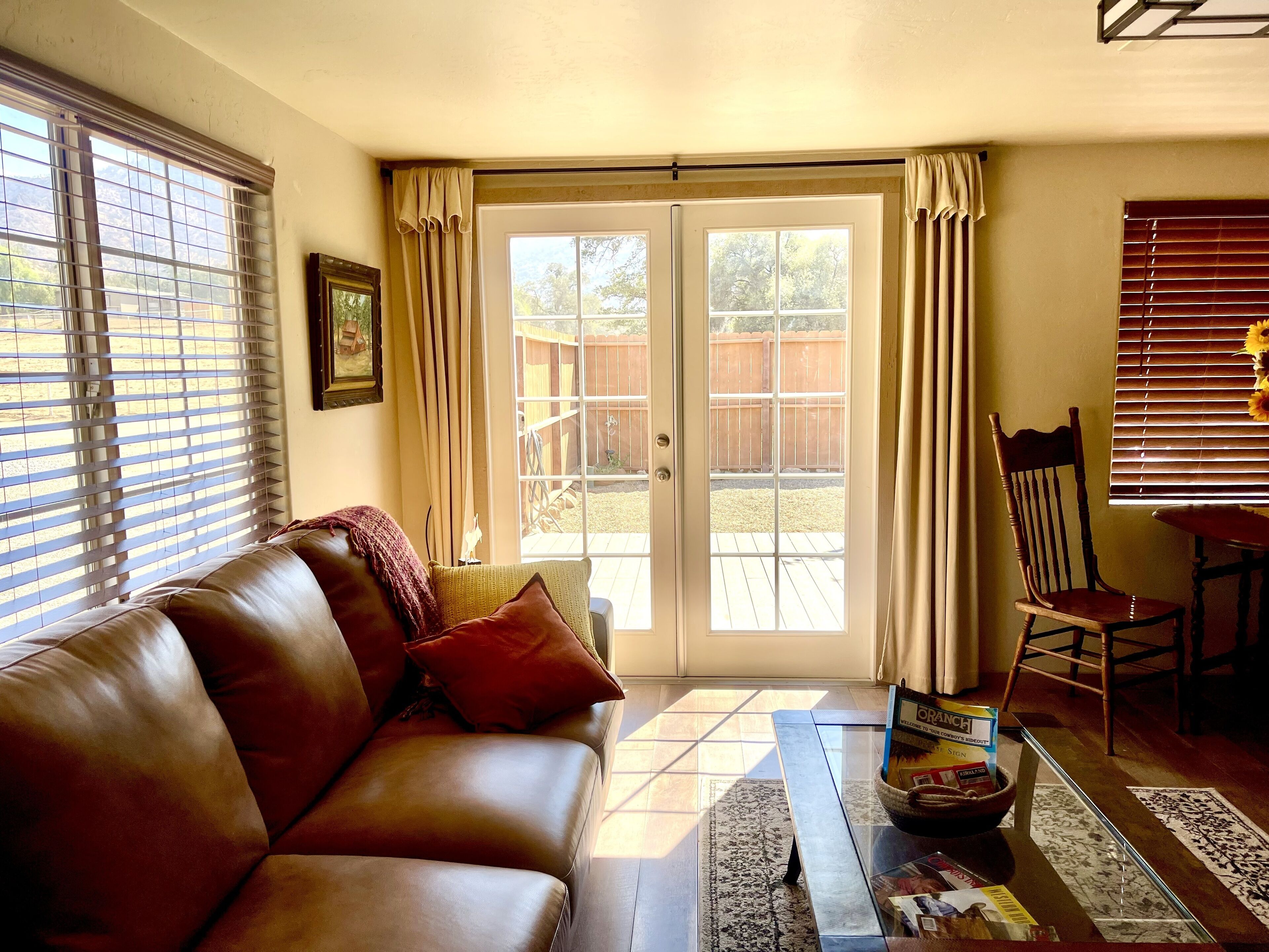 Olohuoneessa on nahkasohva, sohvapöytä, ruokapöytä tuoleineen sekä liukuovi, joka johtaa takapihalle.