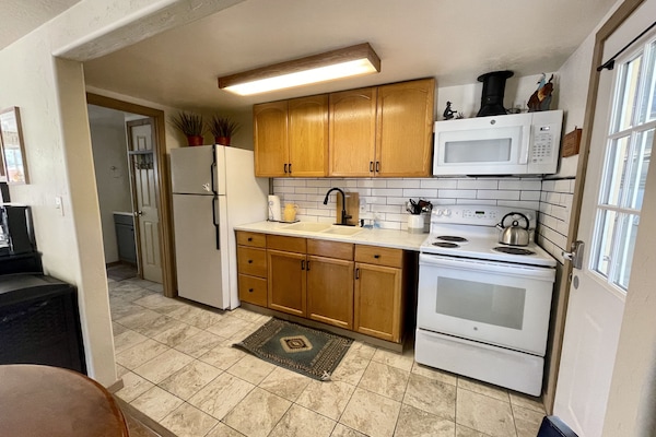 Een koelkast, een microgolfoven, een oven, een kookplaat