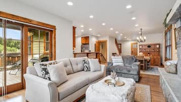 Een televisie en een open haard