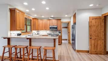 Jääkaappi, mikroaaltouuni, uuni, liesi