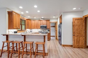 冷蔵庫、電子レンジ、オーブン、コンロ