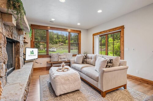 Cozy Spacious Mountain Home Close To Everything