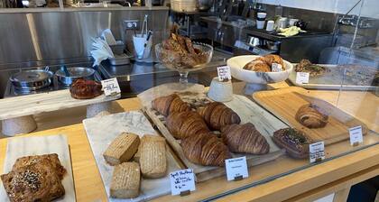 Steps from trendy South Main/Near Childrens Hospital & VGH/Family-Friendly Suite