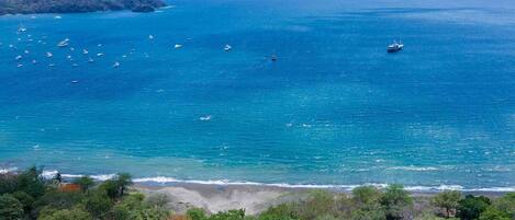 在海滩、沙滩椅、沙滩毛巾