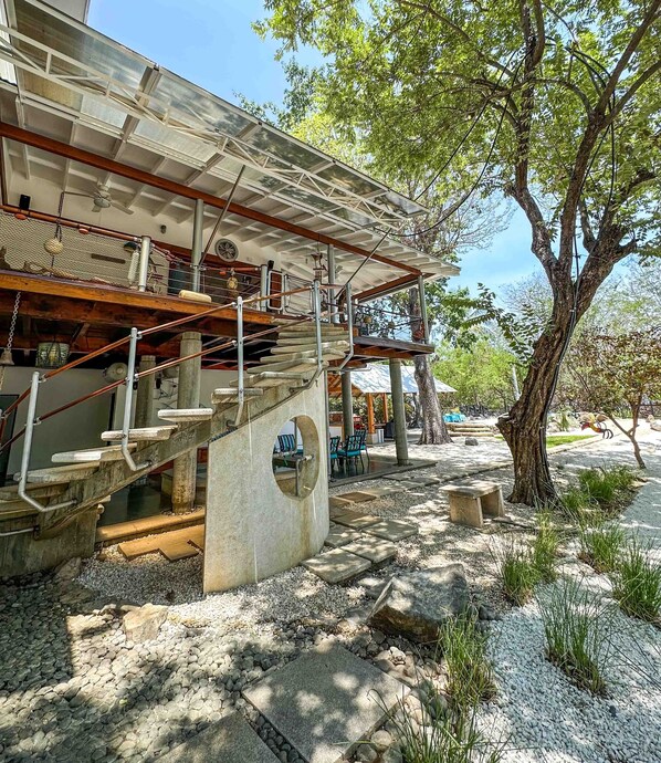 المنشأة من الخارج