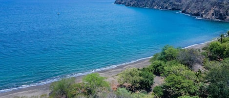 Sulla spiaggia, lettini da mare, teli da spiaggia